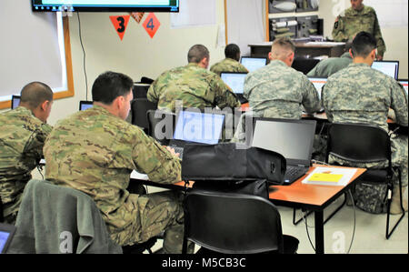 Schüler der 89 B Munition liefern, von der 13 Bataillon gelehrt, 100. (13., 100.) Regiment, die Arbeit an einem Projekt Jan. 16, 2018, am Fort McCoy, Wis., der 13., 100. Ist ein ordnance Battalion, die für die Soldaten in der Ordnance Wartung militärischen berufliche Fachrichtung (MOS) Serie Schulung und Ausbildung unterstützen. Die Einheit, die im Rahmen der 3 Feuerwehr ausgerichtet, 94th Division des 80 Ausbildung Befehl, hat am Fort McCoy seit etwa 1995. (U.S. Armee Stockfoto