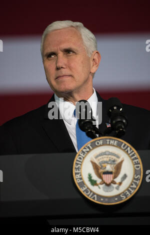 Mike Pence, Vizepräsident der Vereinigten Staaten von Amerika, liefert die Eröffnungsansprache zum zweiten Nationalen Tagung des Weltraumrates am John-F.-Kennedy Space Center Space Shuttle Processing Facility, Florida, Feb 21, 2018 Kick. Der Rat zu diskutieren und zu hören, Zeugnis über die Bedeutung der US-amerikanischen Raum unternehmen. (DoD Foto von U.S. Army Sgt. James K. McCann) Stockfoto