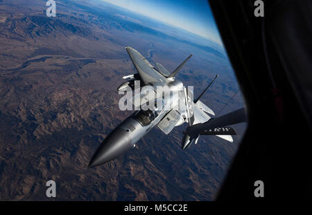 Eine F-15C Eagle fighter Jet auf der 123 Fighter Squadron an der Oregon Air National Guard zugeordnet Ansätze einer In-flight Refuelling Boom bei Red Flag 18-1 über die Nevada Test und Training Strecke Feb 7, 2018. Einheiten aus dem ganzen Land zusammen mit Mitgliedern aus der Royal Air Force und der Royal Australian Air Force nahmen als Blau Kräfte in diesem Jahr der erste rote Flagge. (U.S. Air Force Stockfoto