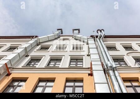 Altbau Fassade, Ansicht von unten. Wand mit Metall Lüftungsrohre. Stockfoto