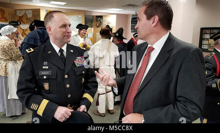 Major General Patrick Reinert, 88th Bereitschaft Division kommandierender General, spricht mit Doug Sammons, Bürgermeister der Ortschaft North Bend, bevor eine Zeremonie zu Ehren des 245Th Geburtstag unseres 9. Präsident, William Henry Harrison, 24.02.9, in North Bend, Ohio. Stockfoto