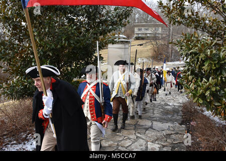Eine Prozession von Soldaten und Service Mitglieder der Vergangenheit und der Gegenwart, zusammen mit Verwandten, lokale Beamte und Bürger im 18. Jahrhundert Uniformen und Kostüme, März durch das Dorf North Bend, Ohio, zum Grab von William Henry Harrison, 24.02.9, unserer 9. Präsident 245th Geburtstag zu ehren. Stockfoto