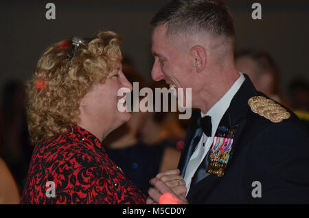 In Tacoma, Washington, Generalleutnant Gary J. Volesky, Kommandierender General der Amerikas erste Korps und Joint Base Lewis McChord, genießt einen Tanz mit seiner Frau, Leanne Volesky in der Nähe des Abends von centennial Kugel des Korps im Murano Hotel, 10. Februar 2018. Gen Volesky ist der 64. Kommandeur des Korps seit der Aktivierung während des Ersten Weltkrieges im Jahre 1918. Er übernahm das Kommando am 3. April 2017. Stockfoto