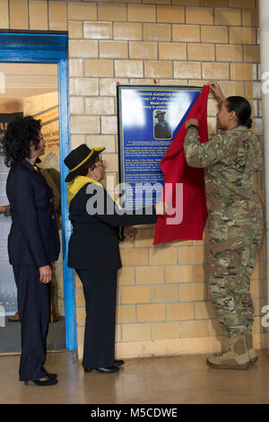 Betty Stokes, der grand Nichte des Augustus Walley, und Generalmajor Linda Singh, der Adjutant General von Maryland, die Plakette der vergoldeten Alter Zimmer in Maryland Museum für Militärische Geschichte an der fünften Regiment Armory in Baltimore, 13.02.2018 vorstellen. Walley, Buffalo Soldier, war die Kongreßehrenmedaille für die Rettung von anderen Soldaten, die unter schwerem Feuer aus dem Apache waren ausgezeichnet. (U.S. Nationalen Schutz Stockfoto