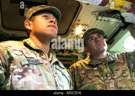 1. Lt Evan Finnane (rechts) und 2 Lt Beincrnest Bordas, mit 1St Battalion, 7th Field Artillery Regiment, 2. gepanzerte Brigade Combat Team, 1.Infanterie Division hören Sie Anweisungen auf der M109A6 Paladin Selbstfahrende die Haubitze control system 14.02.2018, Grafenwöhr, Deutschland. Bordas und Finnane nehmen an einer einwöchigen Paladin Führer, Führer für platoon und die Vorbereitung auf Auslandseinsätze. (U.S. Armee Stockfoto