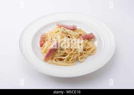 Peperoncino auf einem weißen Teller Stockfoto
