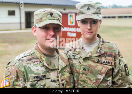 Von links, Mississippi Army National Guard SPC. Christopher C. Fields, eine Kavallerie scout Troop B zugeordnet sind, 1. Battalion, 98th Cavalry Regiment, 155 gepanzerte Brigade Combat Team und Mississippi Army National Guard Sgt. Chasidy Felder, ein Human Resource Specialist, die Konzernzentrale zugeordnet, 155 gepanzerte Brigade Combat Team posieren für ein Stockfoto