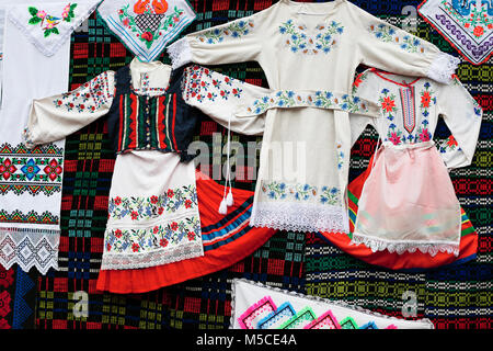 Belarus, die Stadt Gomel, 3. Juni 2017. Tag der Unabhängigkeit in Belarus. alten nationalen Weißrussischen bestickte Kleidung. ethnische Kostüme. Traditionelle clo Stockfoto