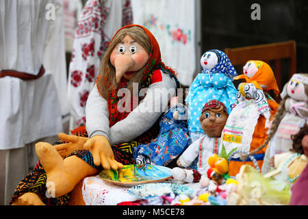 Belarus, die Stadt Gomel, 3. Juni 2017. Tag der Unabhängigkeit in Belarus. Doll von der Baba Yaga Stockfoto