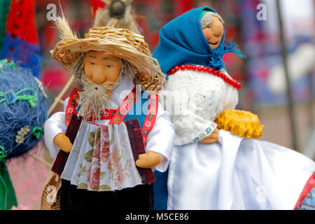 Belarus, Gomel, Juli 3, 2017, Tag der Unabhängigkeit von Weißrussland, Gomel Central Park. Die nationalen weißrussischen Puppen. Ethnische Spielzeug Stockfoto