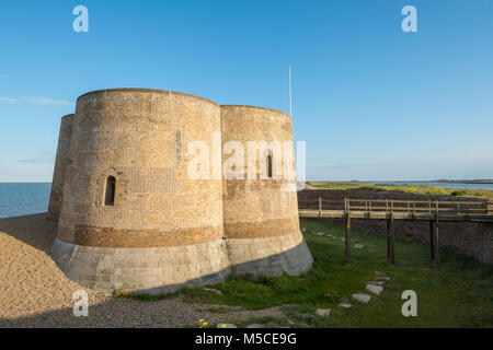 Gebaut, um Napoleon, das Kleeblatt geformten Aldeburgh Martello Tower am Fuße des Orford Ness Halbinsel steht, Stockfoto