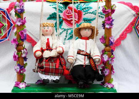 Belarus, Gomel, Juli 3, 2017, Tag der Unabhängigkeit der Republik Belarus, Stadtpark, belarussischen nationalen Männer und Frauen Puppen. Das Symbol der Republik Belarus. Bela Stockfoto