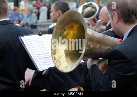 Belarus, Gomel, Juli 3, 2017, Tag der Unabhängigkeit der Republik Belarus, Stadtpark, spielt der Musiker die Trompete. Spielen Sie auf der Trompete. Stockfoto