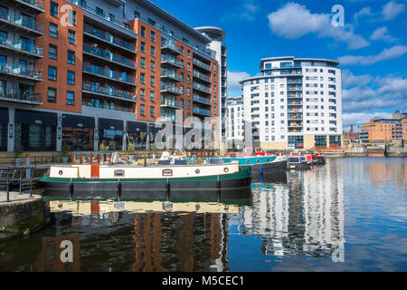 Waterside Apartments und Hausboote in Leeds Dock. Stockfoto