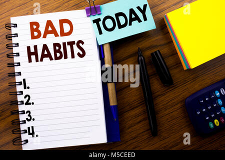 Word, schlechte Gewohnheiten zu schreiben. Business Konzept für Verbesserung Pause gewöhnlichen Hebit auf Papier auf Holz Hintergrund geschrieben. Mit heute angefügten s Stockfoto
