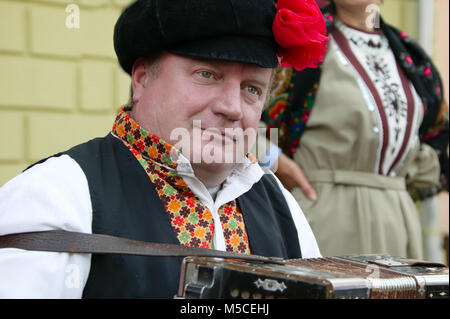 Belarus, Gomel, 12. September 2015, die Feier des Geburtstags der Stadt. russischen Mann mit Akkordeon. russischen Mann. Spielen auf dem Akkordeon. Russische nati Stockfoto