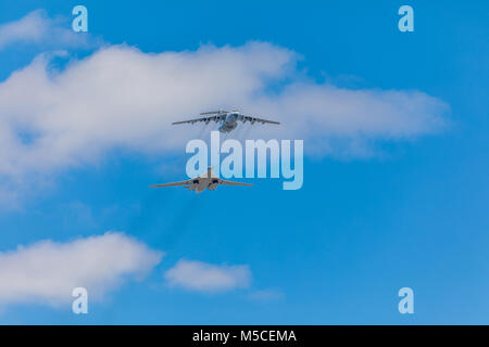 Moskau - Mai 07, 2017: militärische Flugzeuge der russischen Luftstreitkräfte sind wieder nach dem Flug über den Roten Platz von Generalprobe für die Siegesparade Stockfoto