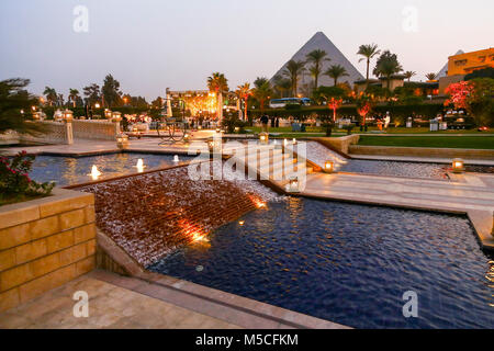 Am Abend oder in der Nacht Blick auf das Mena House Hotel, mit den Pyramiden im Hintergrund, Giza, Kairo, Ägypten, Nordafrika Stockfoto