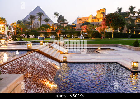 Am Abend oder in der Nacht Blick auf das Mena House Hotel, mit den Pyramiden im Hintergrund, Giza, Kairo, Ägypten, Nordafrika Stockfoto