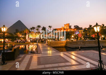 Am Abend oder in der Nacht Blick auf das Mena House Hotel, mit den Pyramiden im Hintergrund, Giza, Kairo, Ägypten, Nordafrika Stockfoto