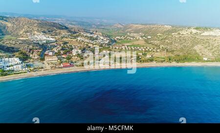 Aerial Vogelperspektive von Pissouri Bay, einer Siedlung zwischen Limassol und Paphos auf Zypern. Panoramablick auf die Küste, Strand, Hotel, Resort, Stockfoto