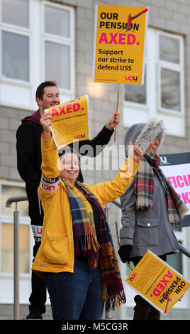 Mitglieder der Universität und Hochschule Union (ucu) auf Streik außerhalb des Campus der Universität von Kent in Canterbury, als Universität Arbeitnehmer beginnt einen Monat von Arbeitsniederlegungen in die letzte Phase eines erbitterten Streit um die Renten. Stockfoto