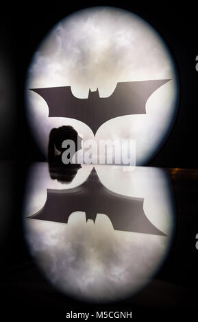 Emily Talbot mit einer Projektion der BAT-Signal, wie in der Batman Comics und Filme vorgestellt, die bei der Öffnung der DC-Ausstellung: Dämmerung der Superhelden im O2 in London. Stockfoto