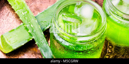 Aloe Vera Blätter und Glas von Aloe vera Saft Stockfoto