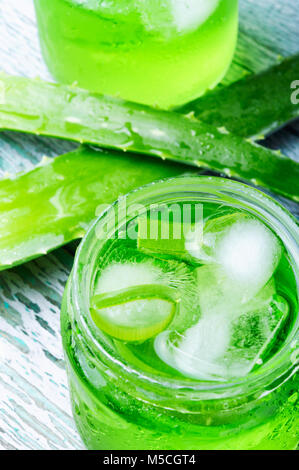 Aloe Vera Blätter und Glas von Aloe vera Saft Stockfoto