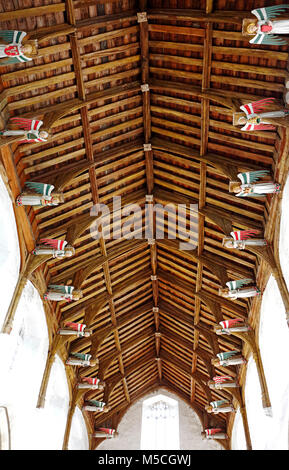 Ein Blick auf die einzelnen Hammer-beam-Dach mit geschnitzten Engel in der Kirche der Hl. Maria in South Creake, Norfolk, England, UK, Europa. Stockfoto