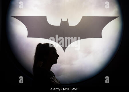 Emily Talbot mit einer Projektion der BAT-Signal, wie in der Batman Comics und Filme vorgestellt, die bei der Öffnung der DC-Ausstellung: Dämmerung der Superhelden im O2 in London. Stockfoto