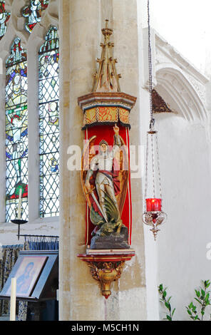 Ein Blick auf das Bildnis des Heiligen Erzengels Michael in der Kirche Unserer Lieben Frau der Hl. Maria in South Creake, Norfolk, England, Vereinigtes Königreich, Europa. Stockfoto