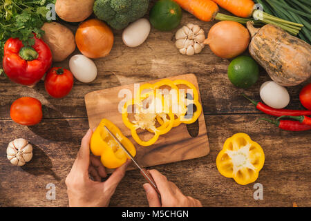 Männliche Hände Kochen Gemüse Salat in der Küche. Ansicht von oben. Stockfoto