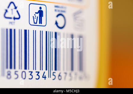 Barcode Nummern mit Müll Symbol und das Symbol für das Recycling an einem Produkt in einem Geschäft Stockfoto