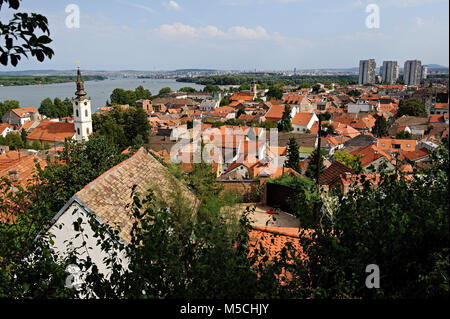 Dachterrasse mit Blick auf die serbische Hauptstadt Belgrad und Donau teil der Stadt namens Zemun Stockfoto