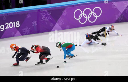 Von Links nach Rechts, Netherland Suzanne Schulting, Kanadas Kim Boutin und Arianna Fontana Rasse als Republik Korea Minjeong Choi und Skuhee Distanzscheibe Crash in der Damen Short Track Speed Skating 1.000 m-Finale an der Gangneung Ice Arena am Tag 13 der Winter-olympischen Spiele 2018 PyeongChang in Südkorea. Stockfoto