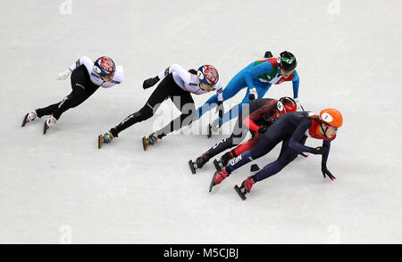 Zu Recht, Republik Korea Minjeong Choi, Republik Korea Skuhee Distanzscheibe, Italiens Arianna Fontana, Kanadas Kim Boutin und Netherland Suzanne Schulting in Aktion in der Damen Short Track Speed Skating 1.000 m-Finale an der Gangneung Ice Arena am Tag 13 der Winter-olympischen Spiele 2018 PyeongChang in Südkorea. Links Stockfoto