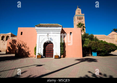 Die kleine Tür für Eingang Koutoubia Moschee in Marrakesch, Marokko Stockfoto