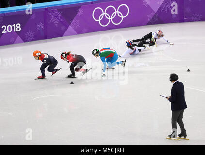 Von Links nach Rechts, Netherland Suzanne Schulting, Kanadas Kim Boutin und Italiens Arianna Fontana Rasse als Republik Korea Minjeong Choi und Skuhee Distanzscheibe Crash in der Damen Short Track Speed Skating 1.000 m-Finale an der Gangneung Ice Arena am Tag 13 der Winter-olympischen Spiele 2018 PyeongChang in Südkorea. Stockfoto