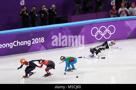 Von Links nach Rechts, Netherland Suzanne Schulting, Kanadas Kim Boutin und Italiens Arianna Fontana Rasse als Republik Korea Minjeong Choi und Skuhee Distanzscheibe Crash in der Damen Short Track Speed Skating 1.000 m-Finale an der Gangneung Ice Arena am Tag 13 der Winter-olympischen Spiele 2018 PyeongChang in Südkorea. Stockfoto