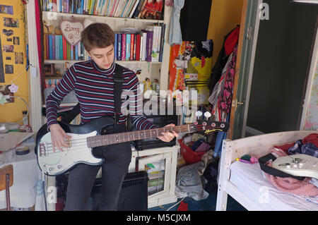 Junges Mädchen üben ihr Instrument in Ihrem Schlafzimmer. Stockfoto