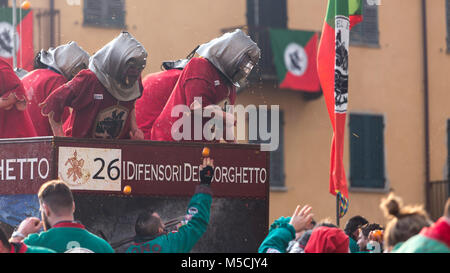 IVREA, Italien - 11. FEBRUAR 2018: Teilnehmer des orange Schlacht während des historischen Karneval in Ivrea, Italien. Stockfoto