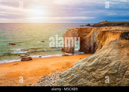 Spektakuläre natürliche Felsen und Stein arch Arche de Port Blanc und wunderschönen berühmten Küste, Bretagne (Bretagne), Frankreich, Europa Stockfoto
