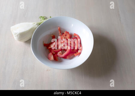 Serie von Bildern mit verschiedenen Phasen der Vorbereitung eines Salat Stockfoto