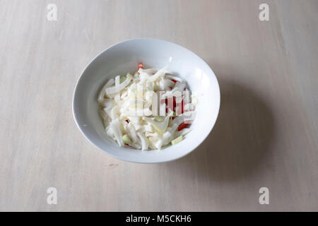 Serie von Bildern mit verschiedenen Phasen der Vorbereitung eines Salat Stockfoto