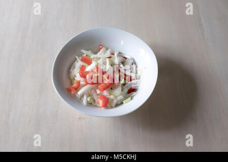 Serie von Bildern mit verschiedenen Phasen der Vorbereitung eines Salat Stockfoto