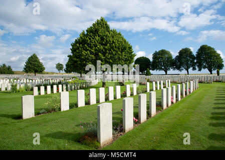 Zeilen von Grabsteinen bei Cabaret Rouge britischen Soldatenfriedhof Stockfoto