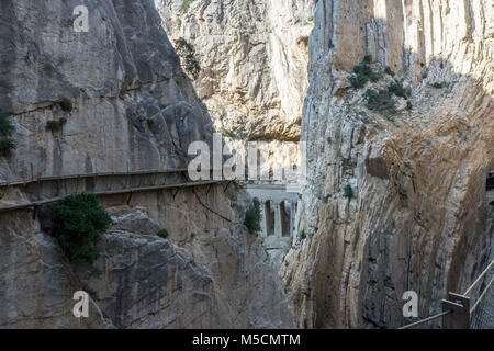 Blick von einem Berg Wanderweg Caminito del Rey. El Chorro. Provinz Malaga. Spanien. Stockfoto