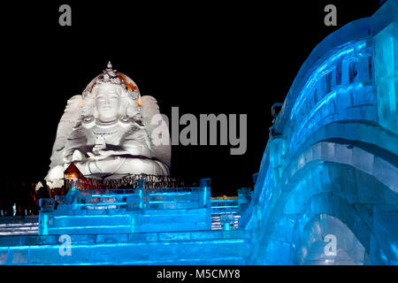 Nacht Szenen aus dem Ice Festival Harbin, Heilongjiang, China. Eisskulptur der chinesischen Göttin der Barmherzigkeit, Guanyin. Stockfoto