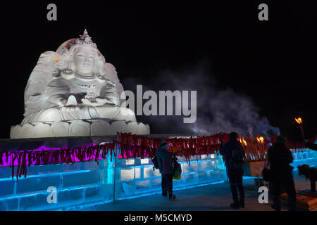 Nacht Szenen aus dem Ice Festival Harbin, Heilongjiang, China. Eisskulptur der chinesischen Göttin der Barmherzigkeit, Guanyin. Stockfoto